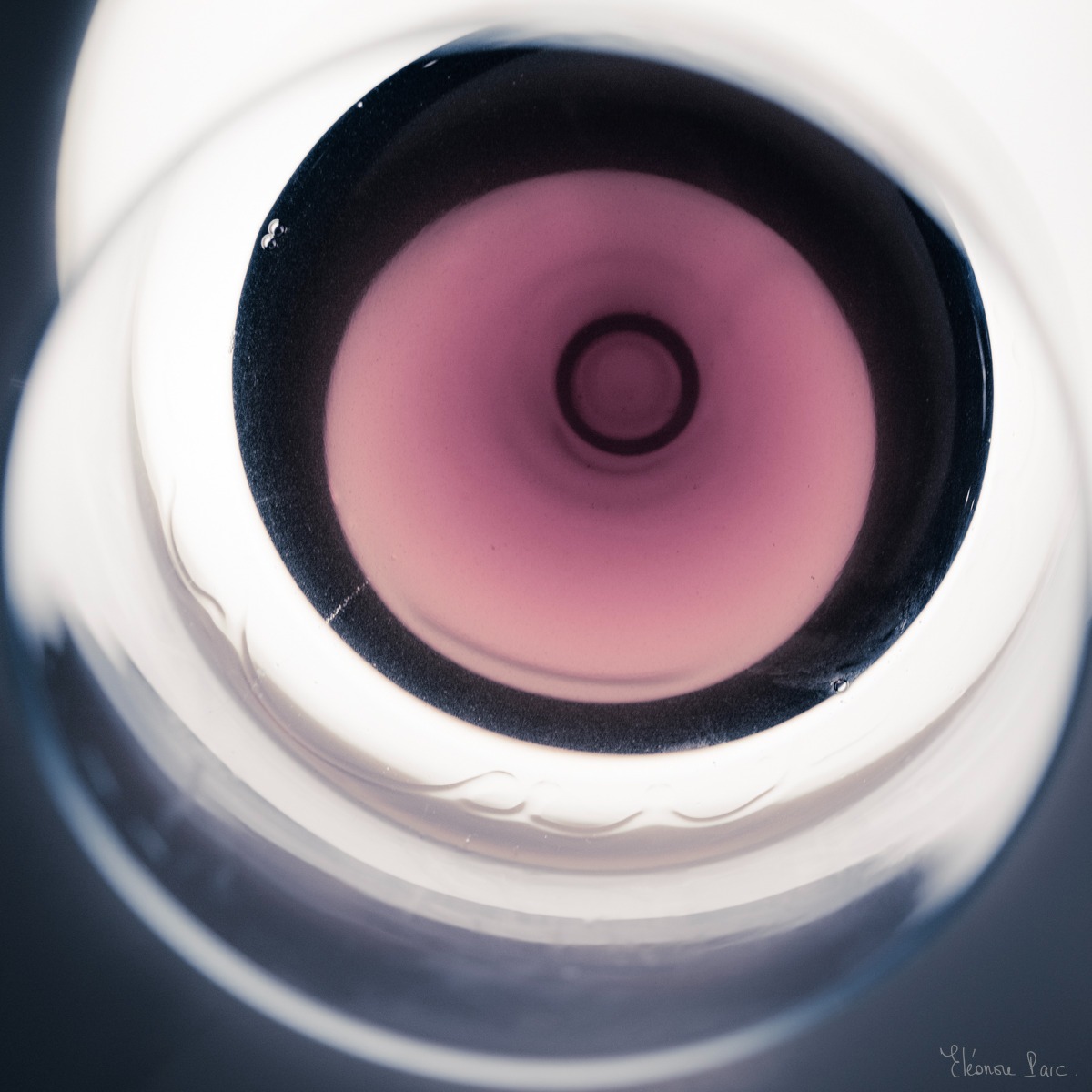 Vin Fantomatique – Verre de vin rouge avec un anneau central