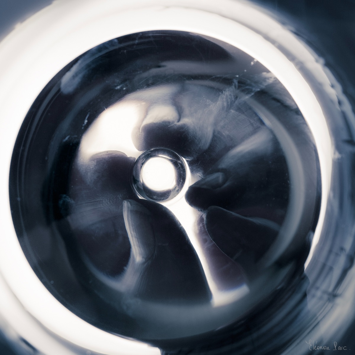 Vin Fantomatique –doigts au fond d'un verre,