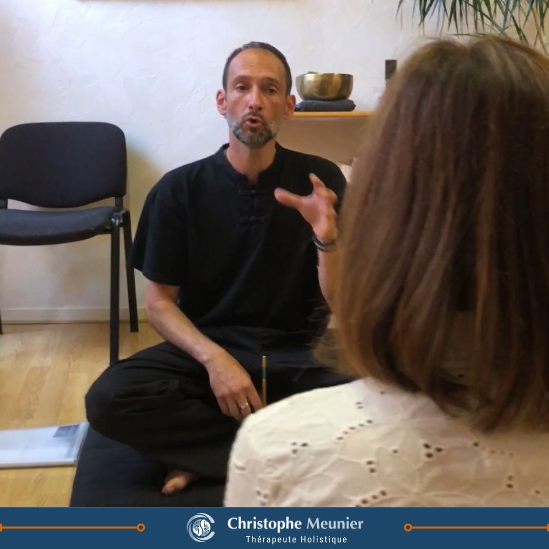 homme qui parle et qui donne une formation en magnetisme