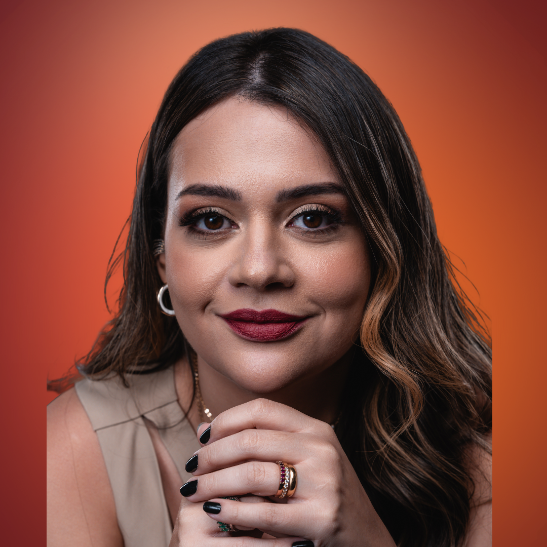 Retrato profissional de mulher sorrindo, fundadora da ExpatriTax Brasil.