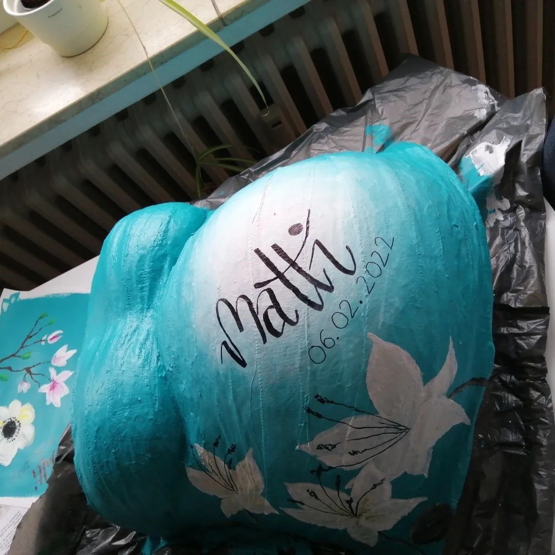 Gipsbauch bemalt mit blauer Acrylfarbe