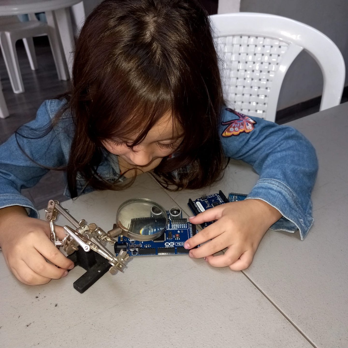 Niños felices en la clase de electrónica