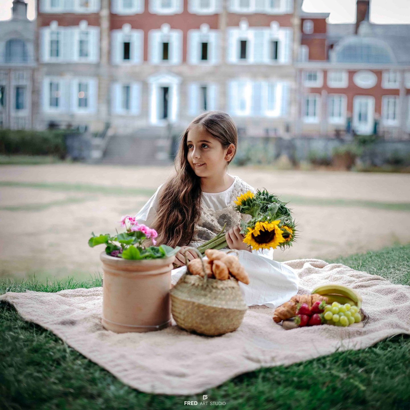 Little girl with sunflowers during picnic – Fred Art Studio kids photoshoot