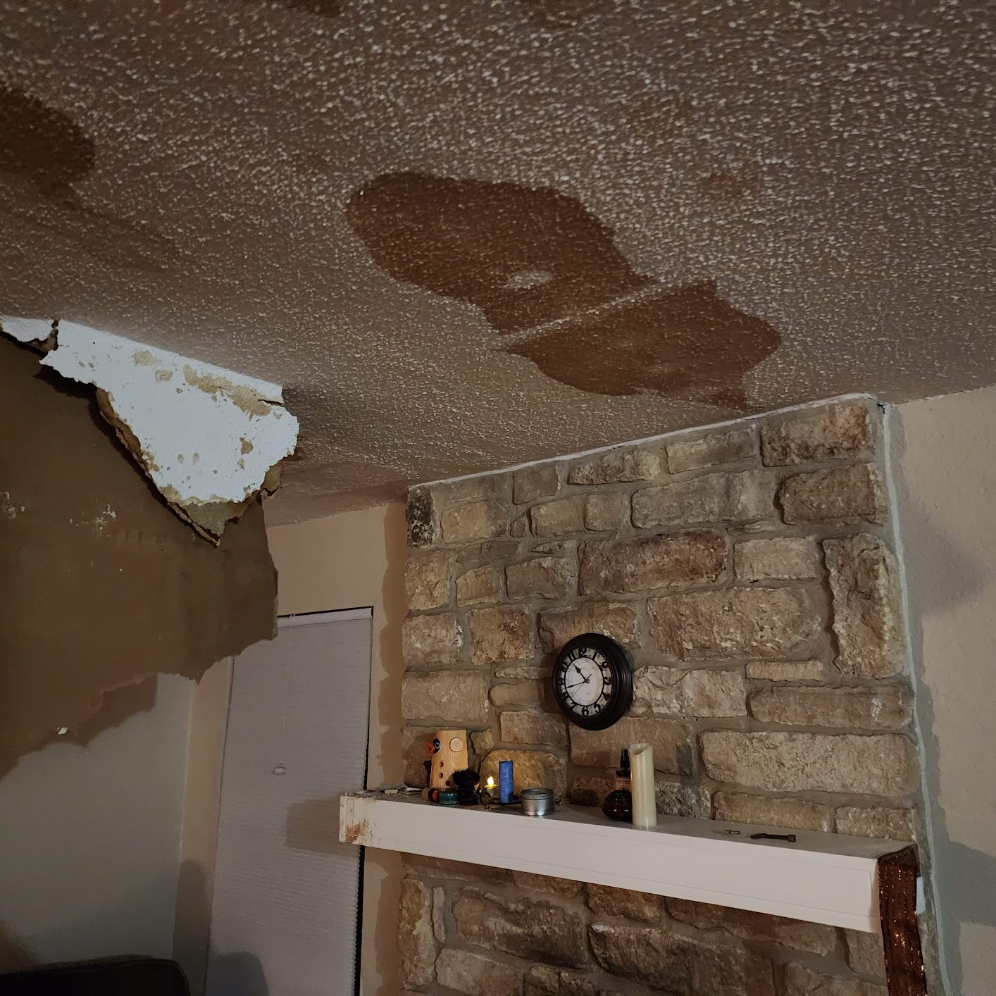 ceiling-water-damage-from-rain-in-liberty-hill-chrome-water-damage-restoration-experts