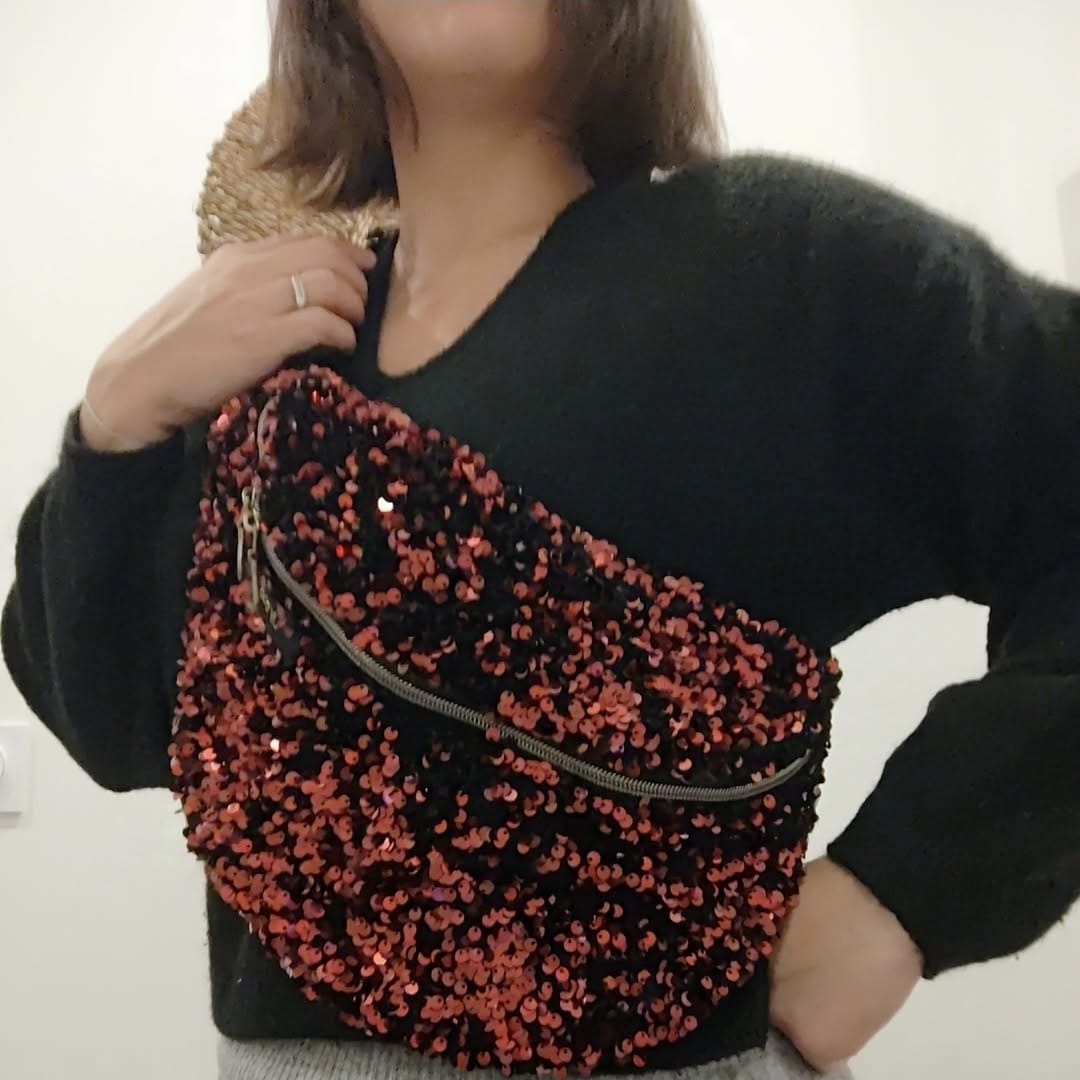 un sac banane fait main à sequin porté en bandouillère par une femme