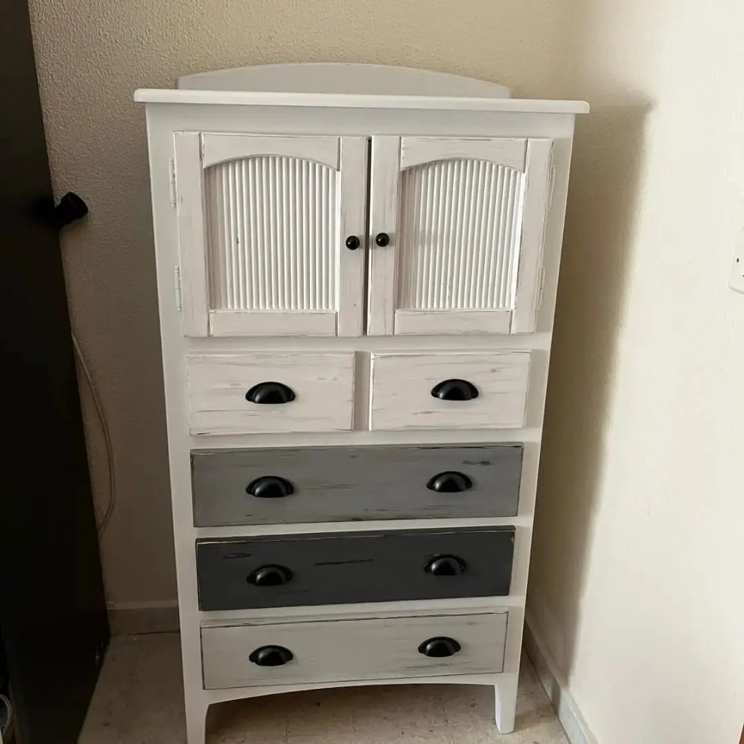 mueble comoda restaurado con decapado de color blanco y gris