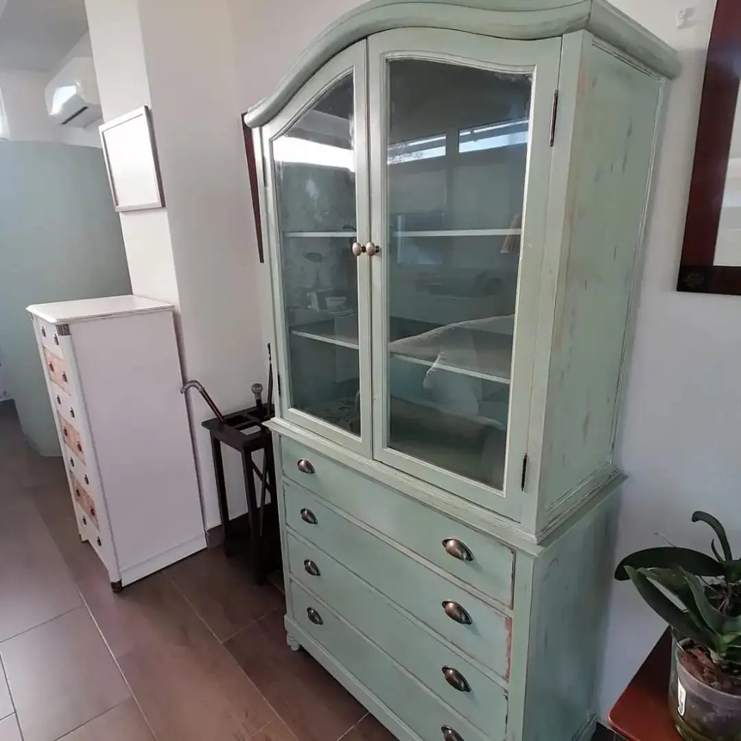 mueble vitrina de madera restaurado con decapado de color verde agua