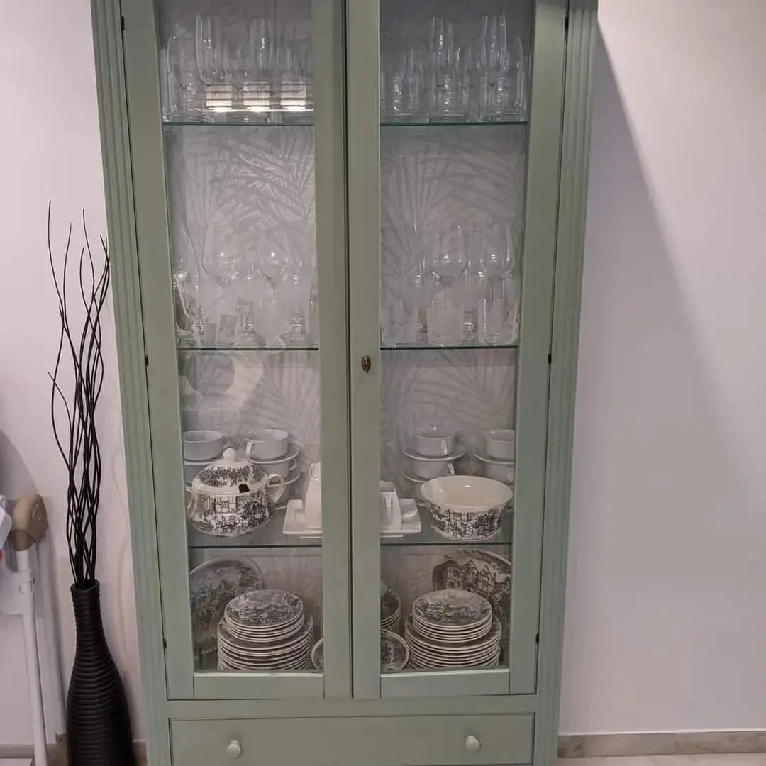 vitrina de salon restaurada con papel de color verde agua y blanco