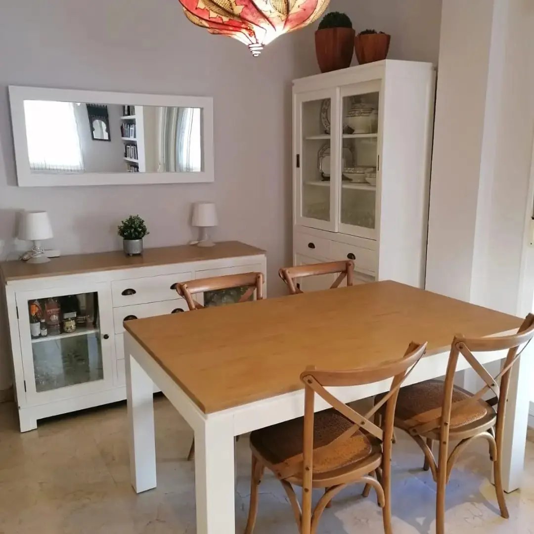 mesa de comedor restaurado con pintura blanca y efecto madera cuatro sillas de madera una comoda restaurada con pintura blanc