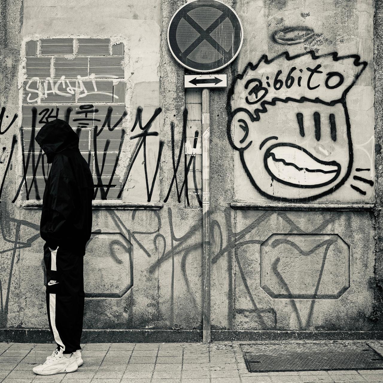 ZinLeo no clipe de Bons Bandidos gravado na Europa