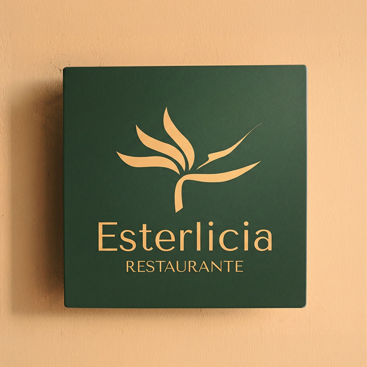 Cartel cuadrado de madera con el logo de restaurante en la fachada