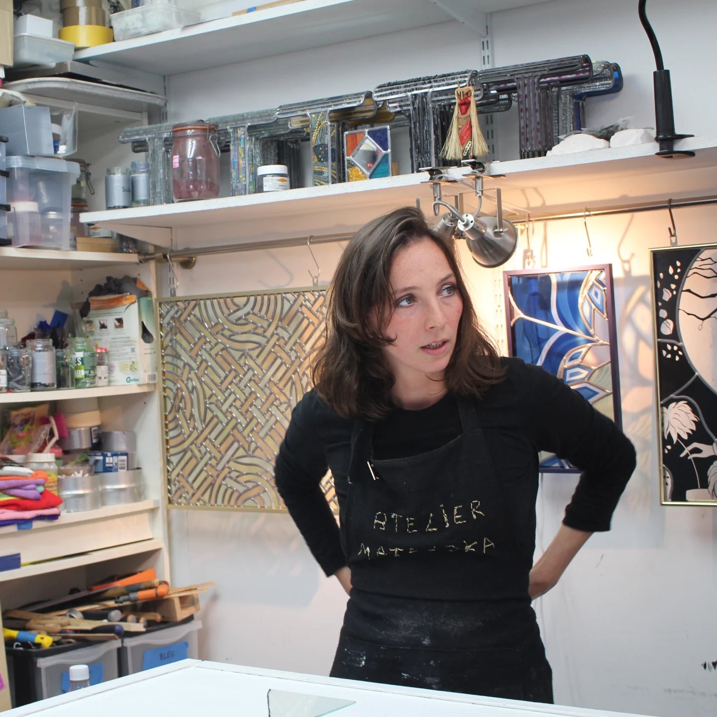 Portrait d'Edith Théret artiste verrier diplômée ENSAAMA dans son atelier à Paris.