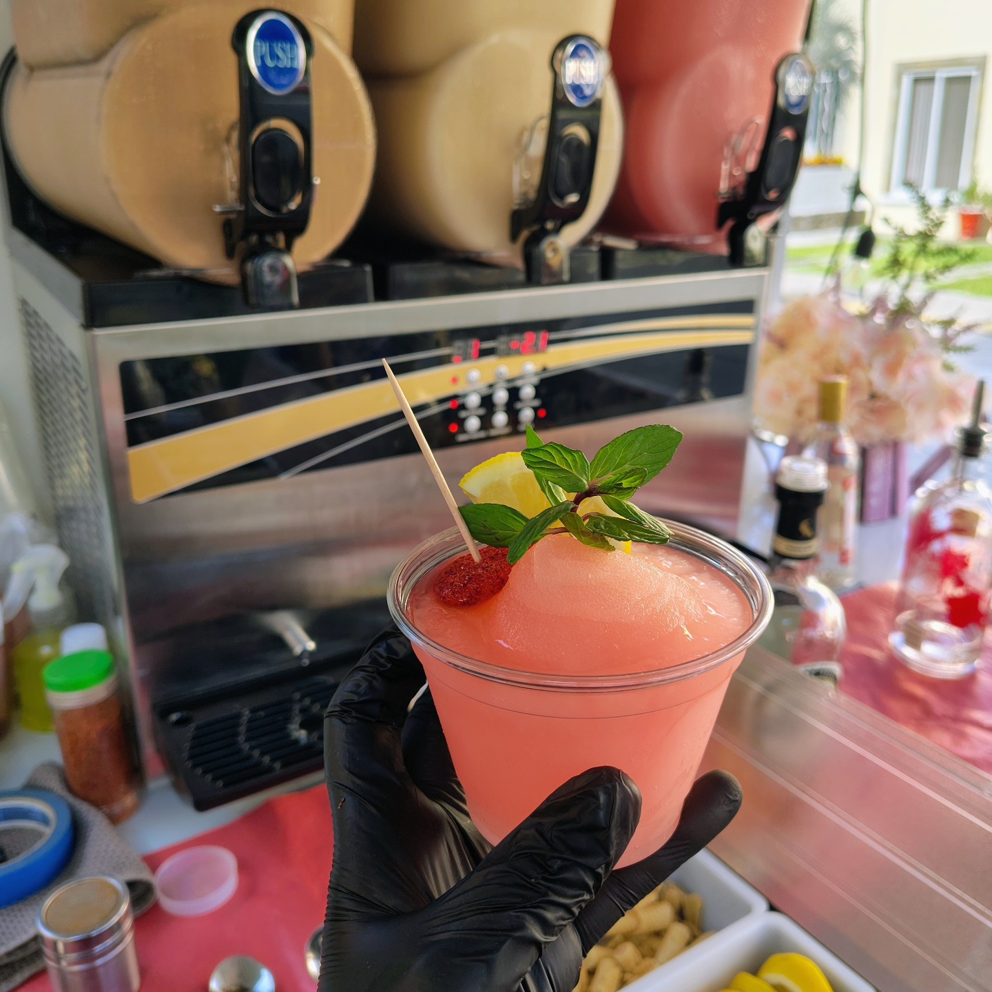 Frappé de limonada rosa decorado con limón amarillo, fresa y menta.