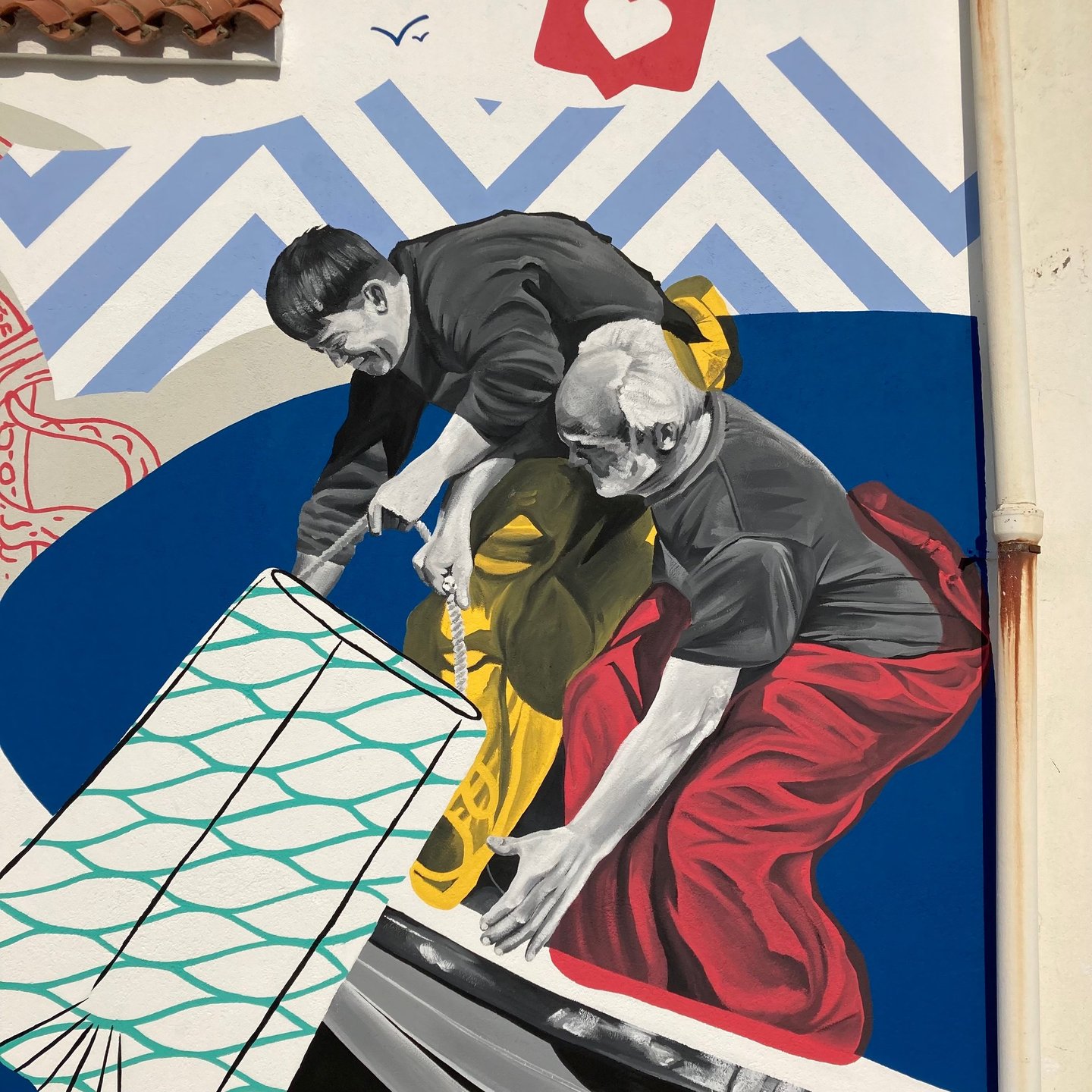 Fachada decorada con pintura plástica, obra de estilo figurativo contemporáneo. Amplias zonas de col