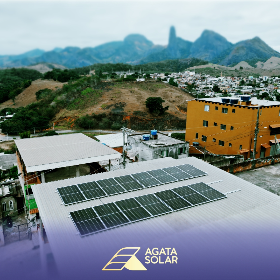 Um sistema de painel solar em um telhado residencial, casa em Cachoeiro De Itapemirim - ES