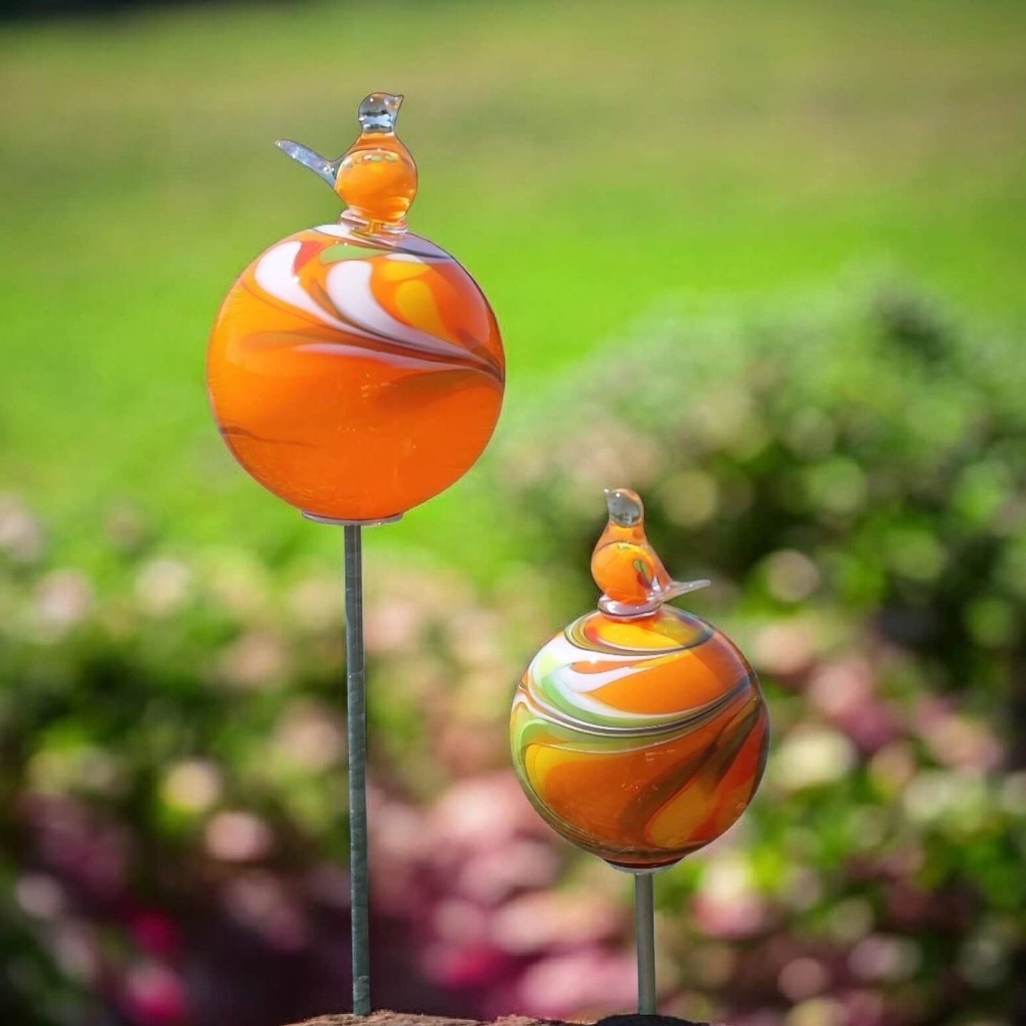 Glasfåglar trädgårdsdekorkation med en fågel på glaskulor olika storlek