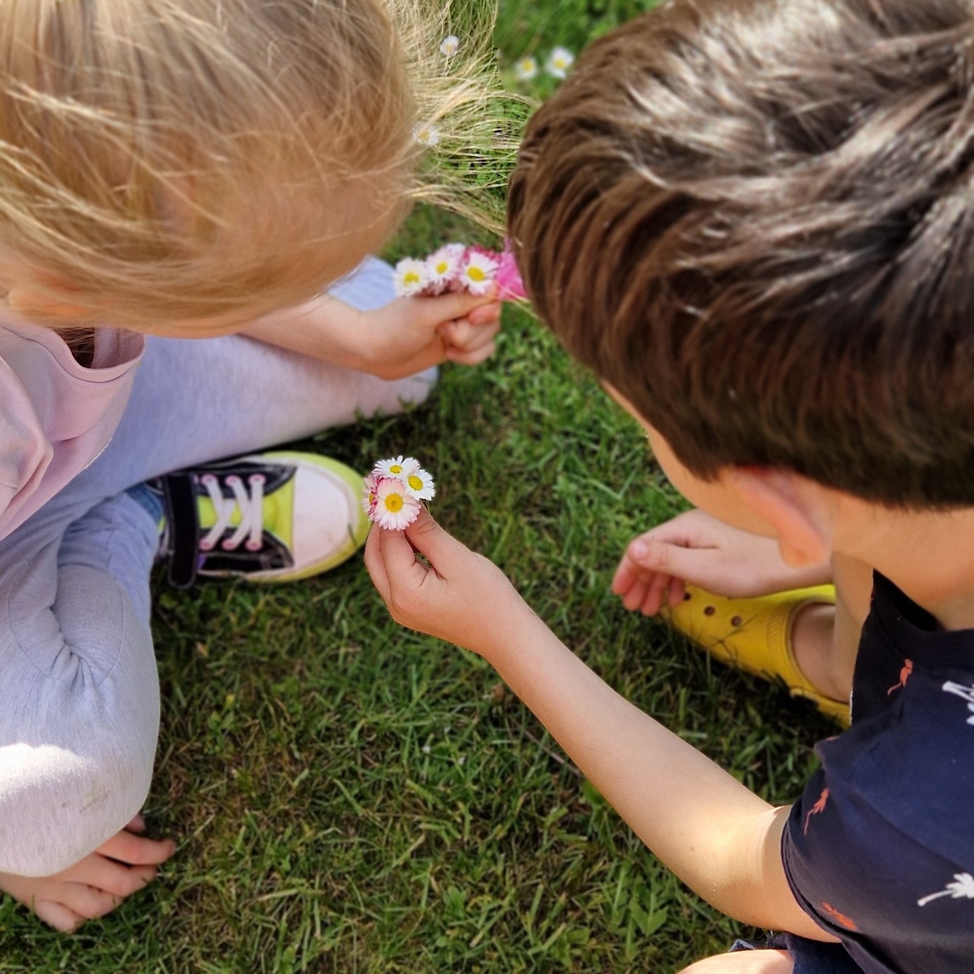 Vaikai žaidžia lauke Ugdymosi erdvėje ,,Ąžuolynas"