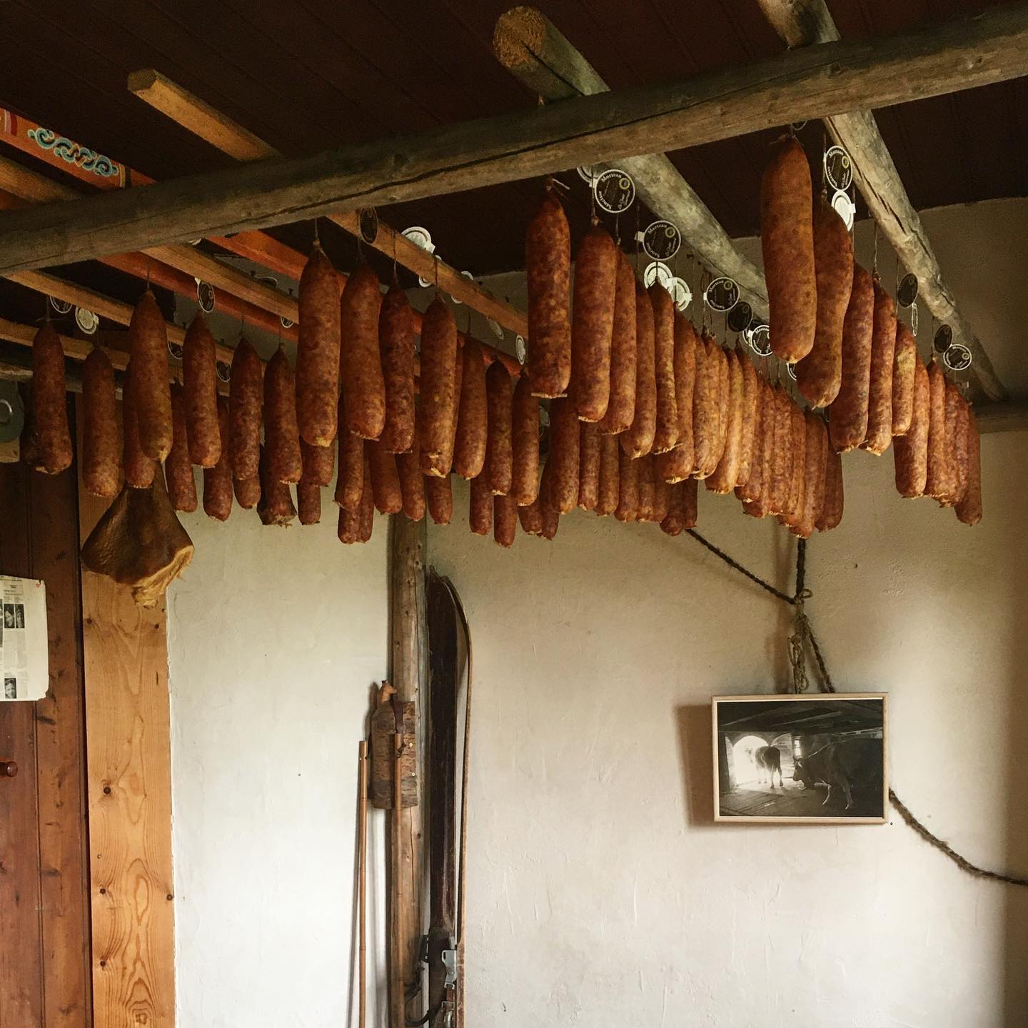 La salle au saucisse : l'incontournable de La Petite Échelle.
