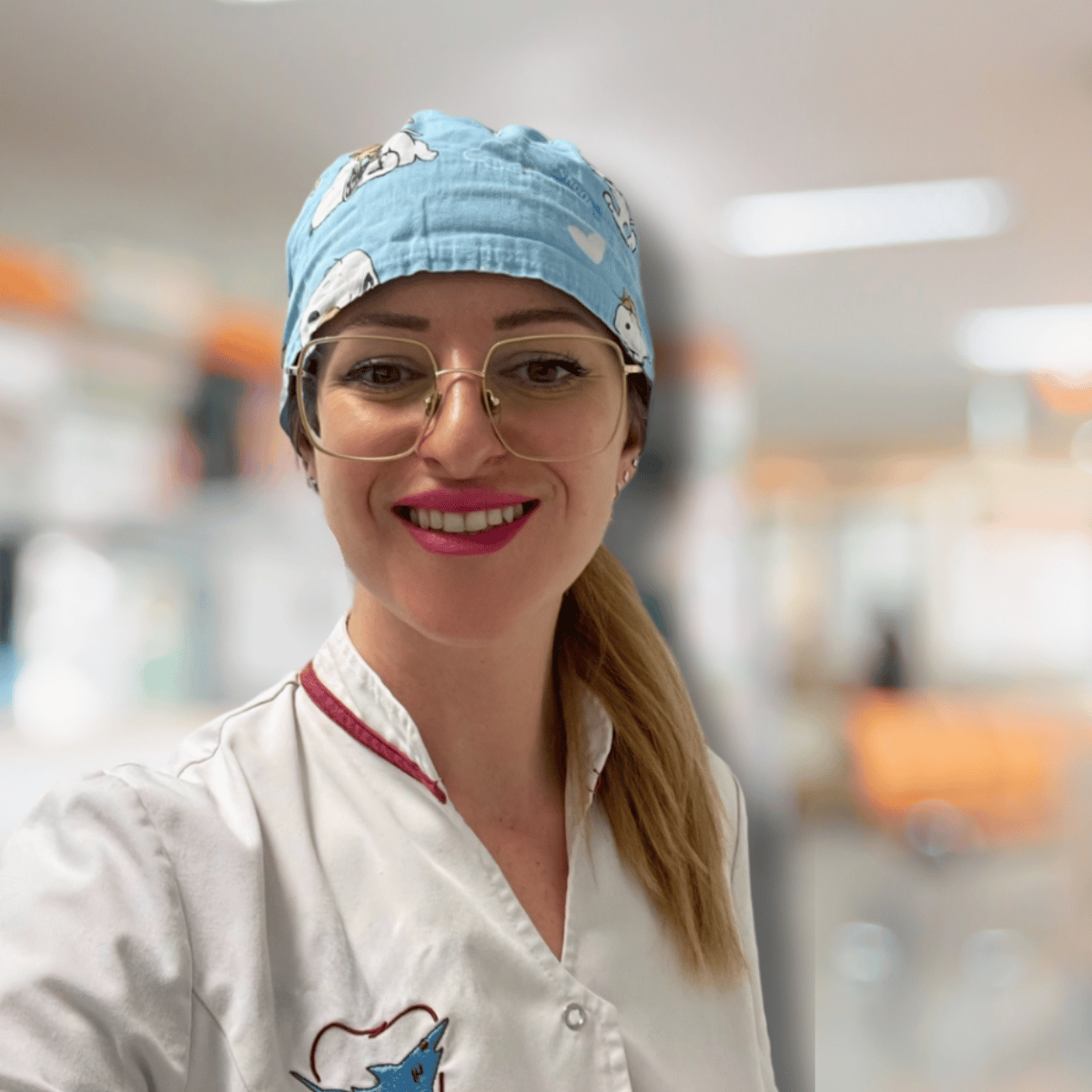 Aurora Travaini asistente virtual y community manager especializada en clínica dental con uniforme