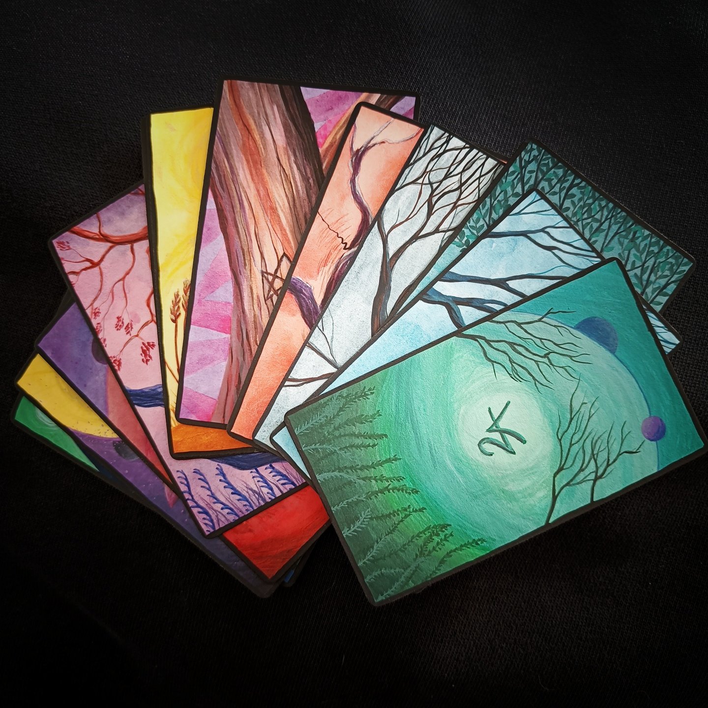 Cartes peintes à la main de type oracle ou tarot
