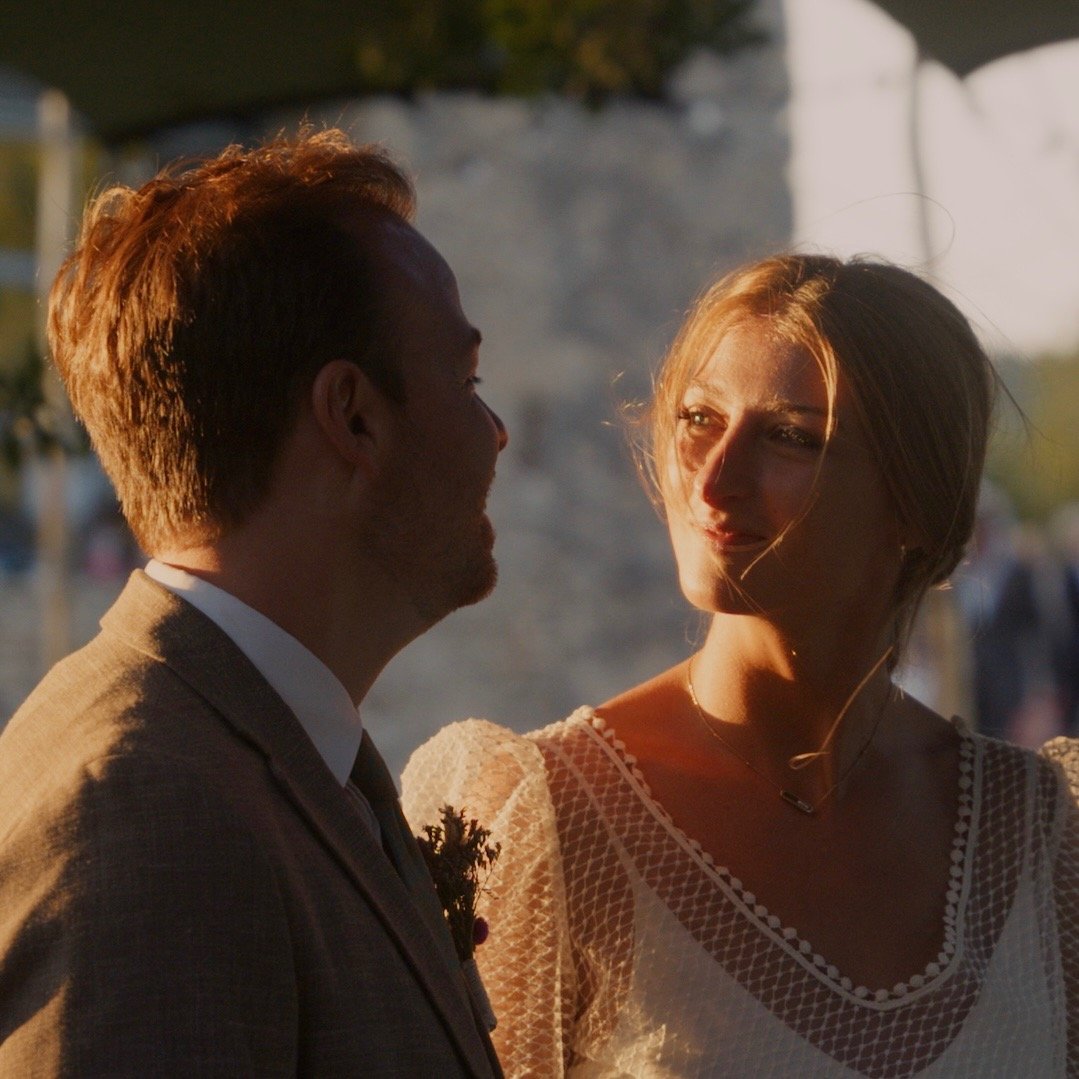 Photo de mariés en Provence, se regardant avec amour