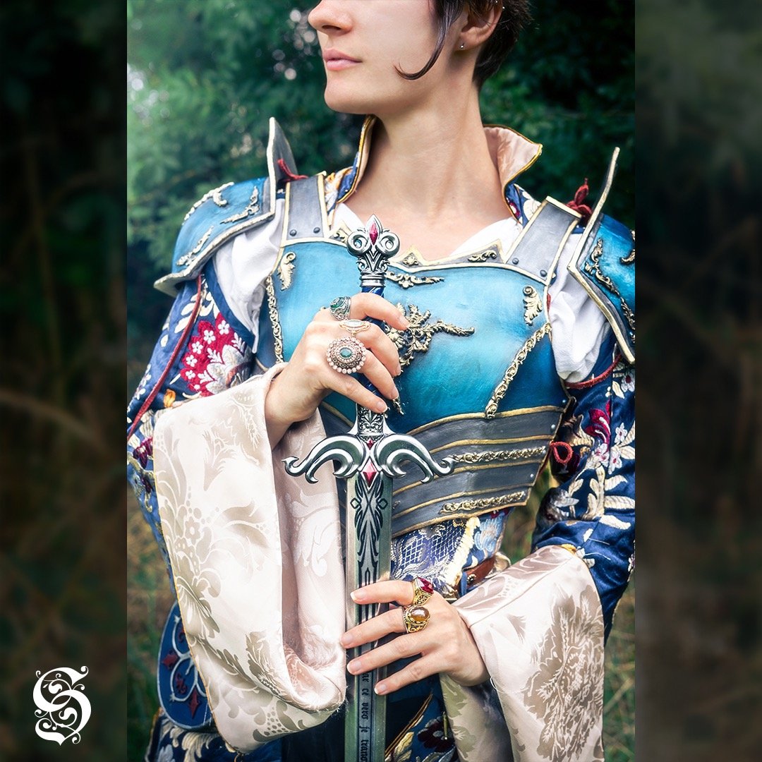 Création unique d'une armure et d'une veste porté par une femme tenant son épée