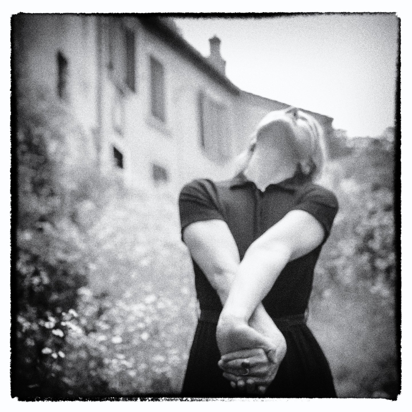 femme qui se tient les mains croisées en noir et blanc
