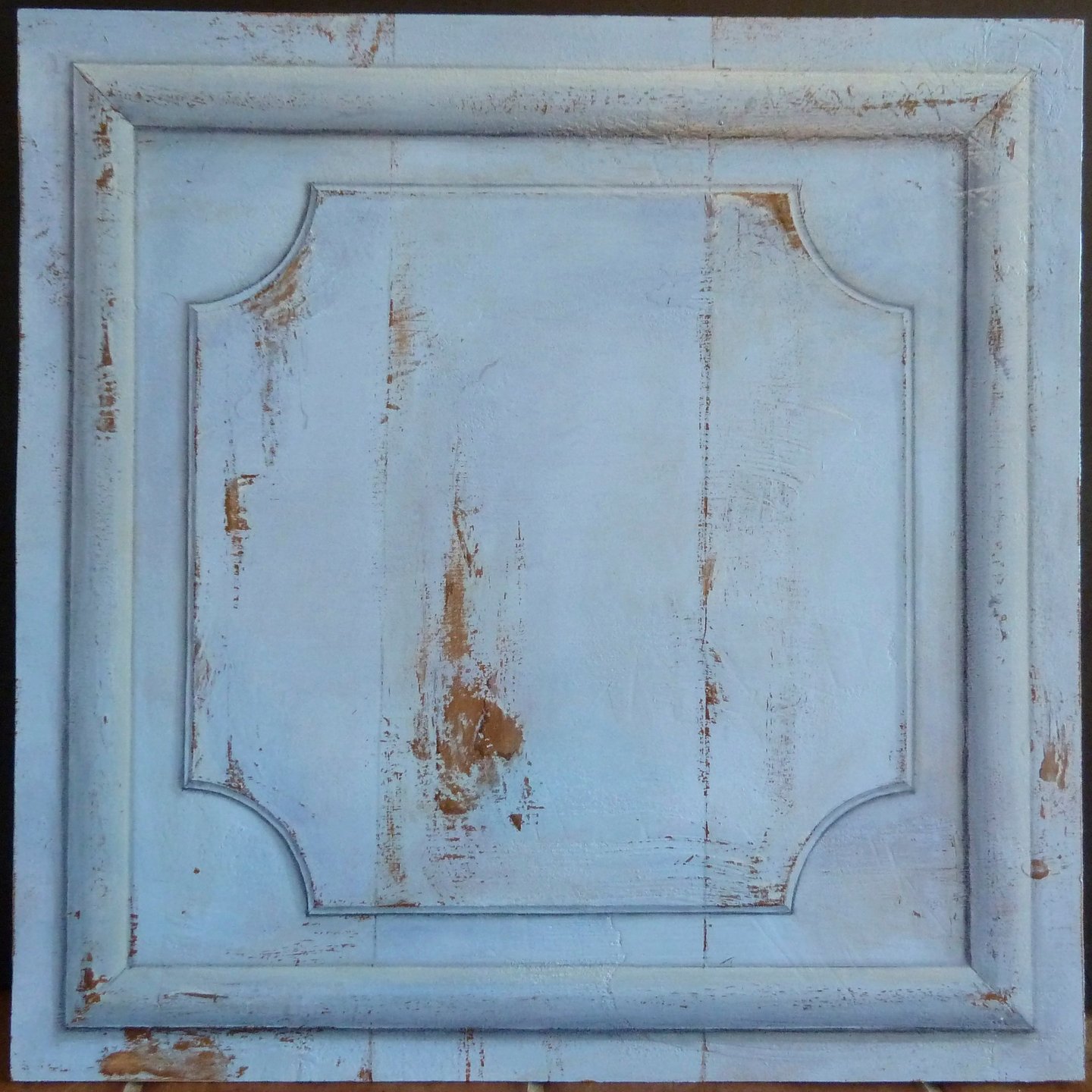 Trompe-l'oeil sur panneaux en médium: de fausses moulures, du faux bois, une fausse usure du temps...un décor pour une ambian