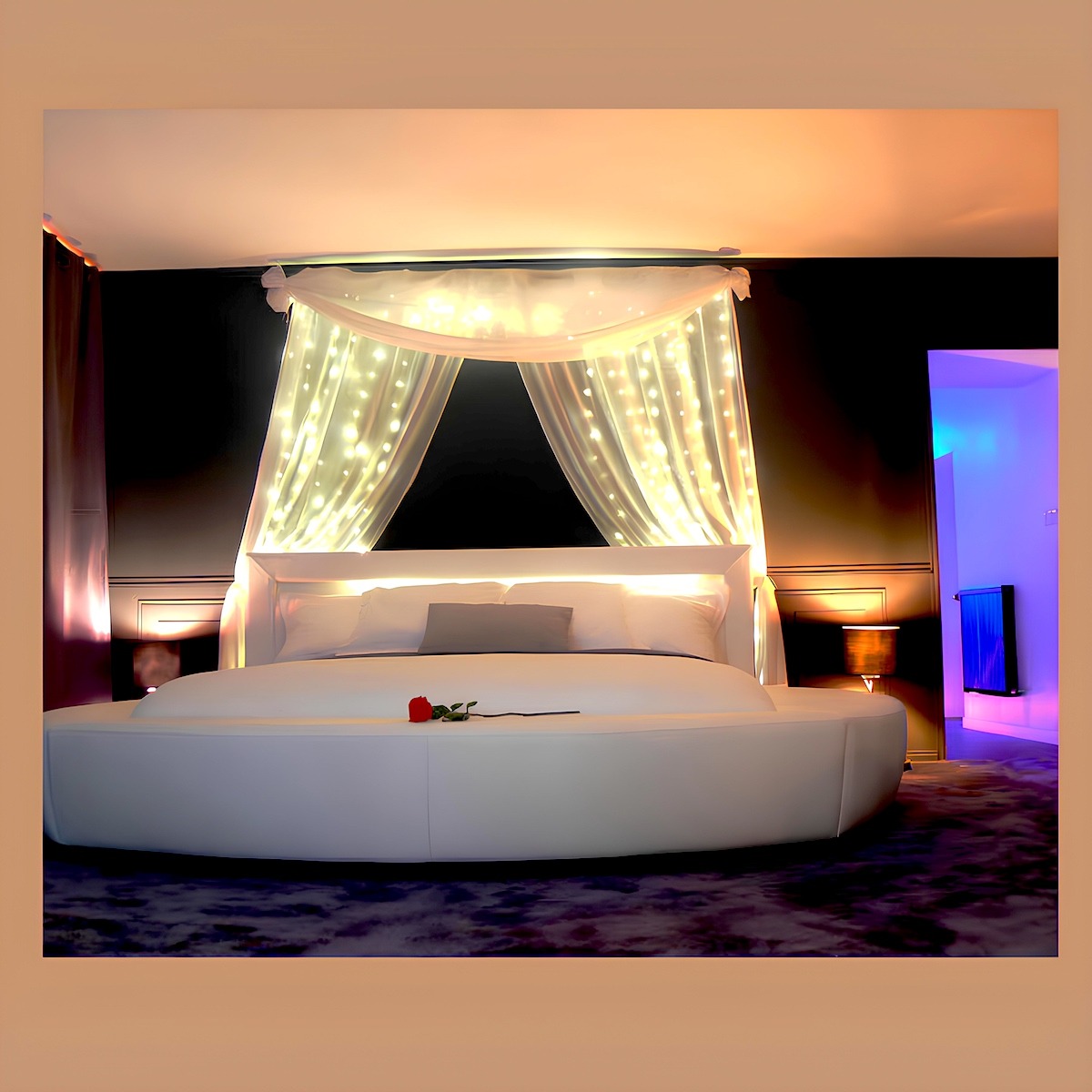 love room proche de RENNES  avec son lit rond 