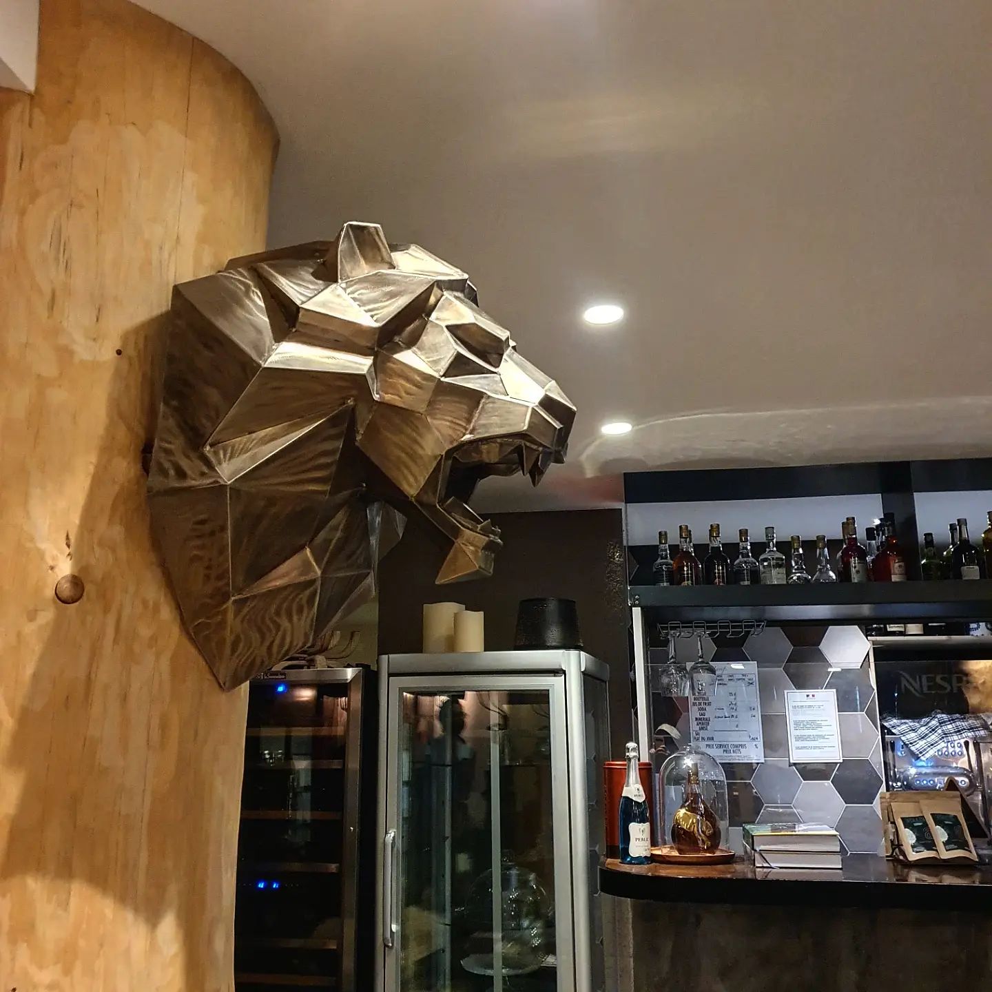 statue de la tête de lion exposé à courchevel