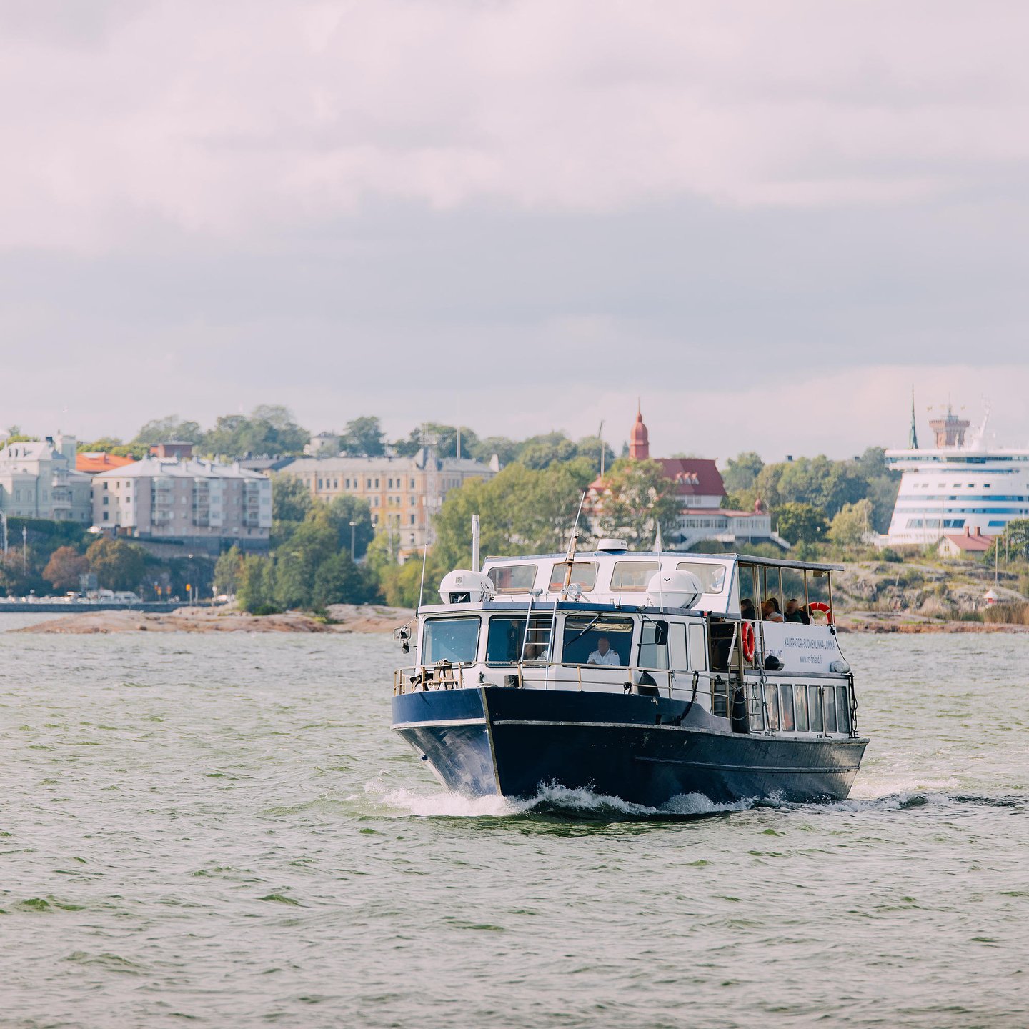 Ferry to Lonna island