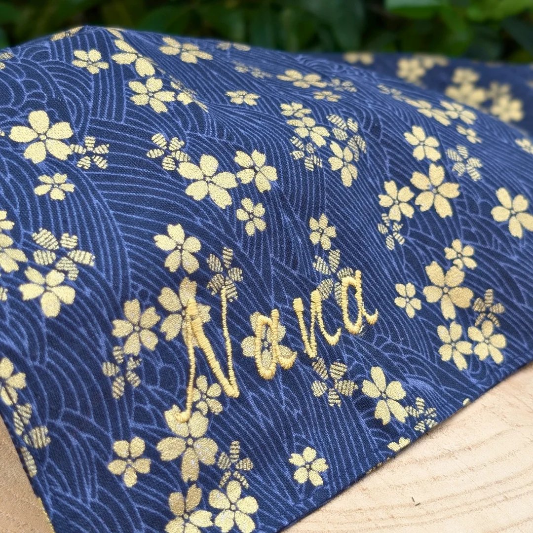 gros plan d'un bandana pour chien brodé à son nom