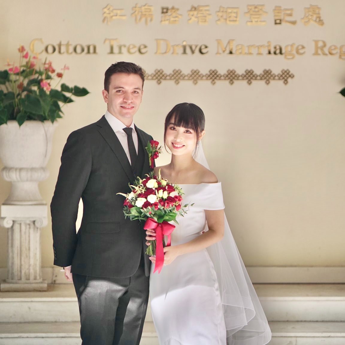 香港婚禮新娘化妝跟妝服務-我們提供全程貼身跟妝服務，從新娘子出門、男家入門、證婚、外影、晚宴迎賓、新人進場到晚宴敬酒的所有婚禮環節，我們都盡心為新娘子提供貼心+貼身的跟妝服務