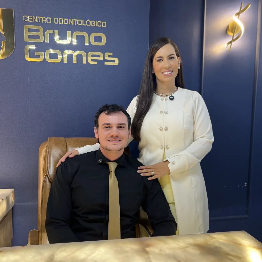 Dr. Bruno Gomes e Dra Bruna. Dentista em Barra do Garças. Sentado no seu consultório.