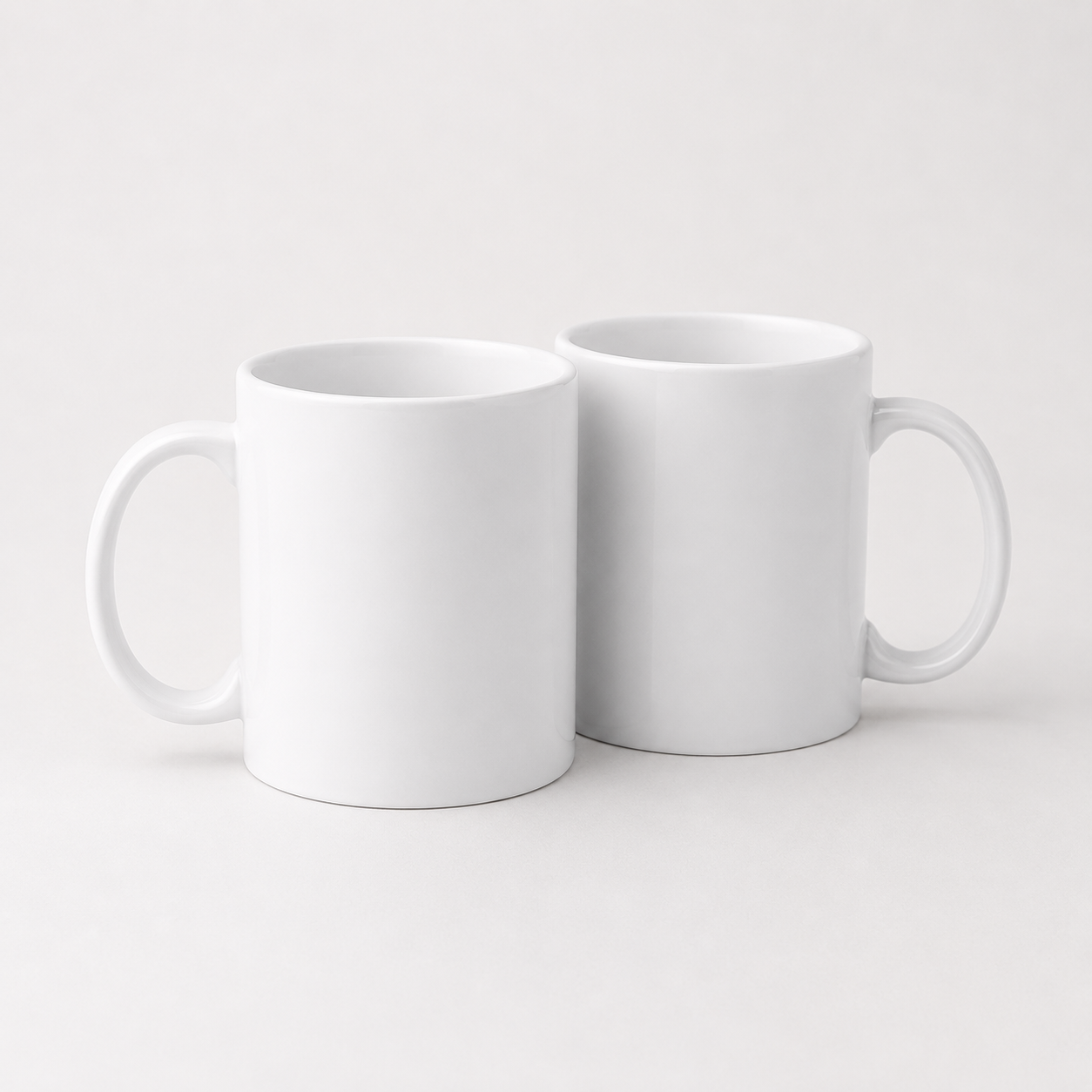 Präsentationsfoto von einer individuell personalisierbaren Keramiktasse in Weiß.