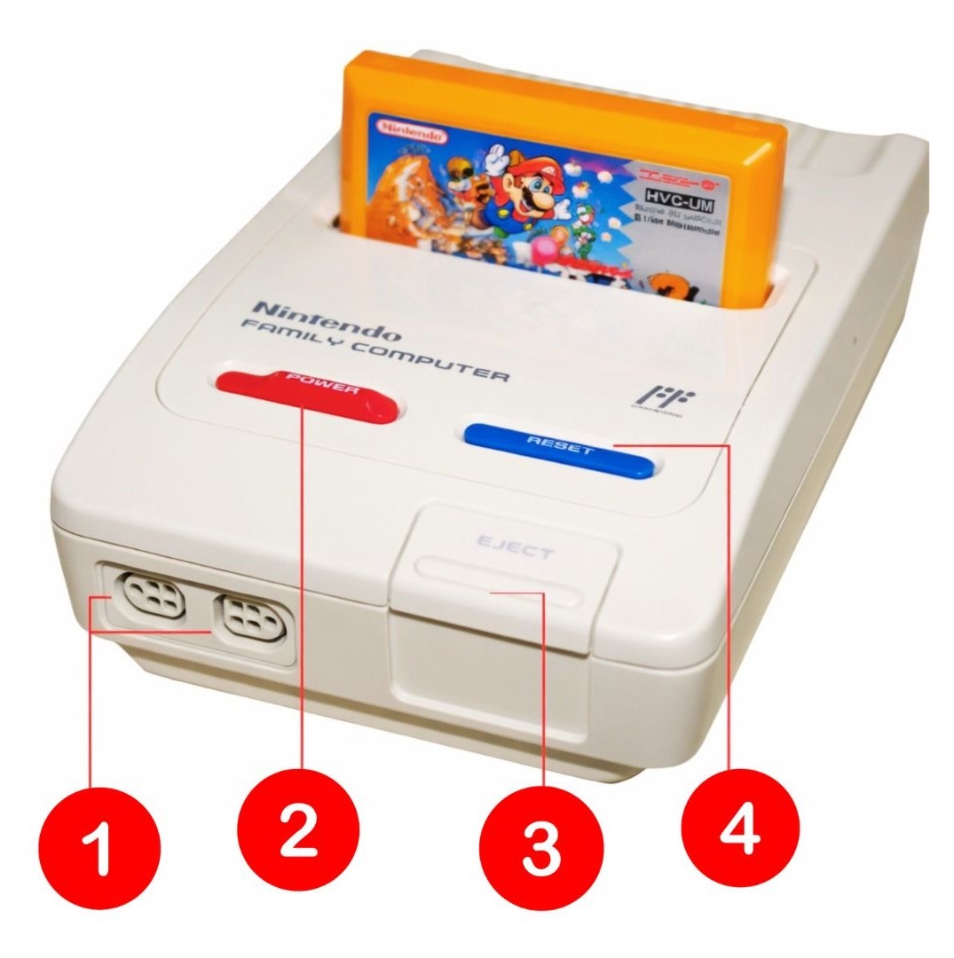 Adaptador Famicom mostrado de cima com cartucho encaixado no slot, todos os botões e conectores