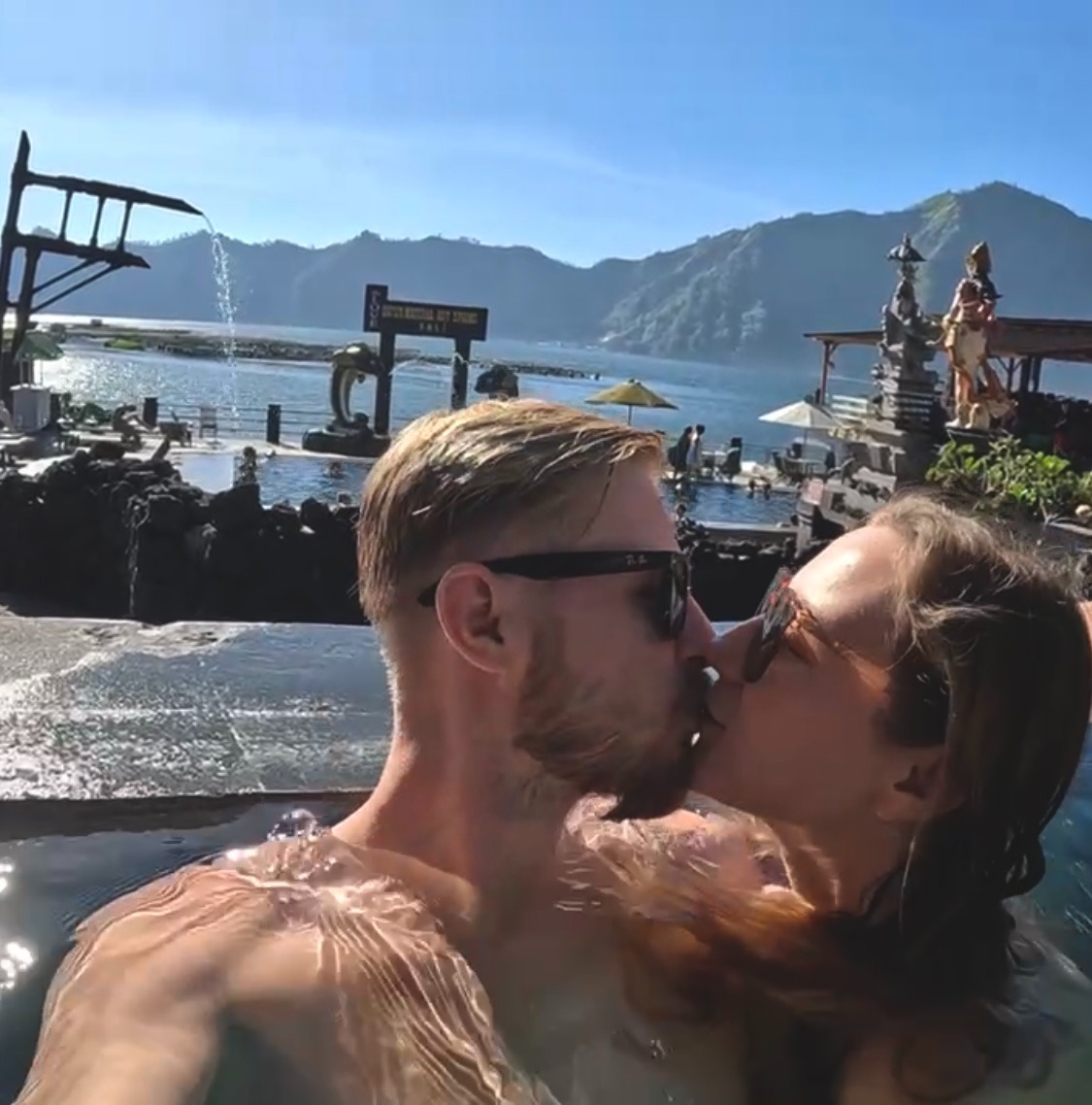 para całuje się w gorących źródłach