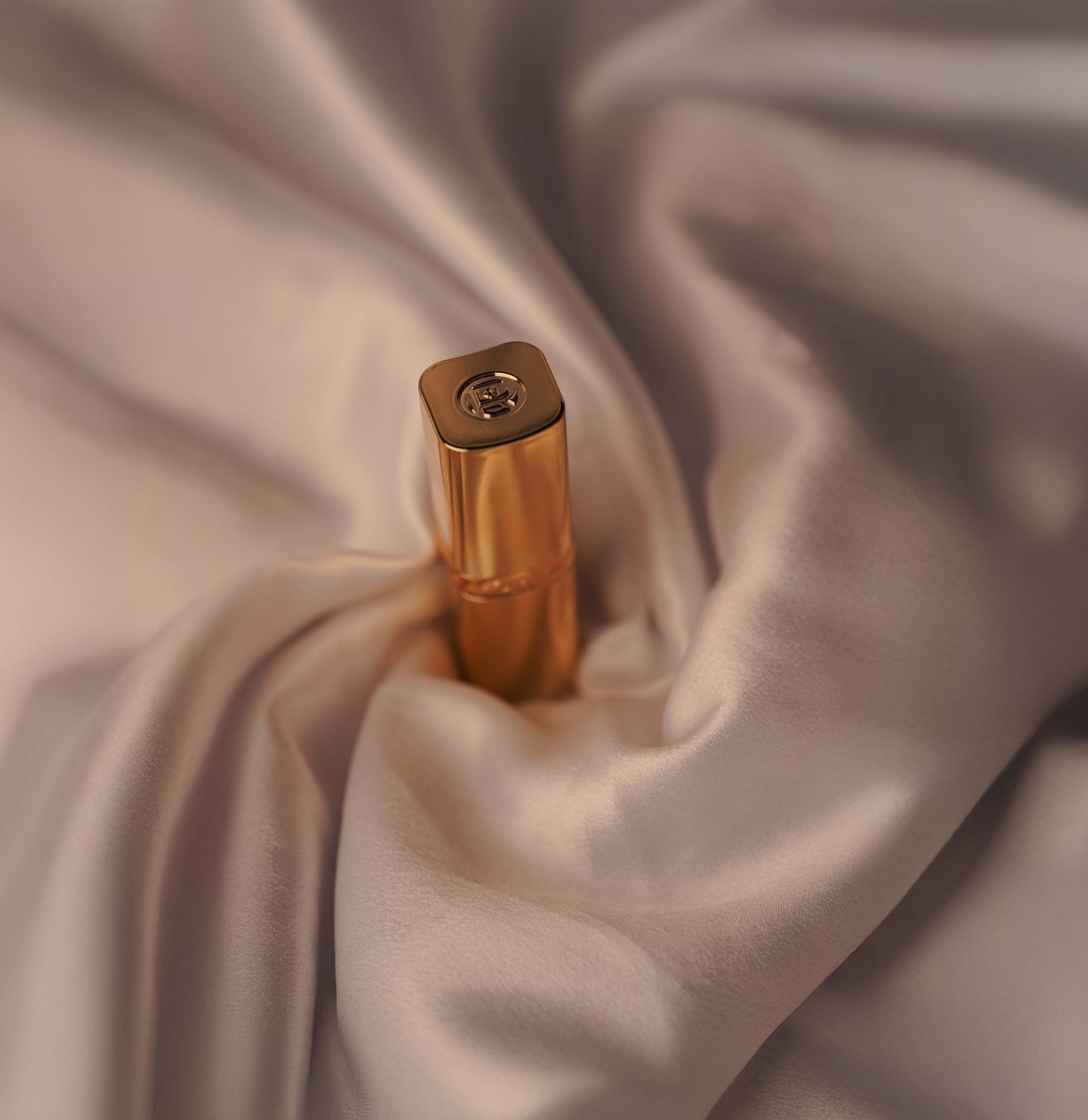 un rouge à lèvre d'une grande marque de luxe sur un drap en soie