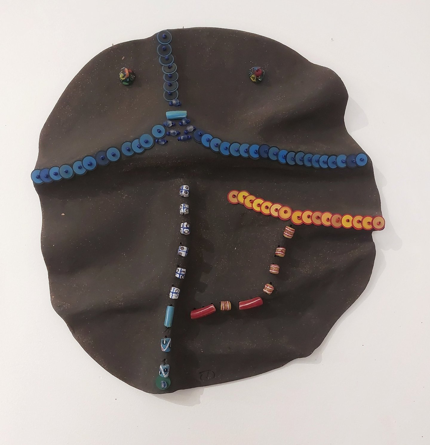 Estelle del artiste masque perlé Sculpture en terre noire assortie de perles de couleurs