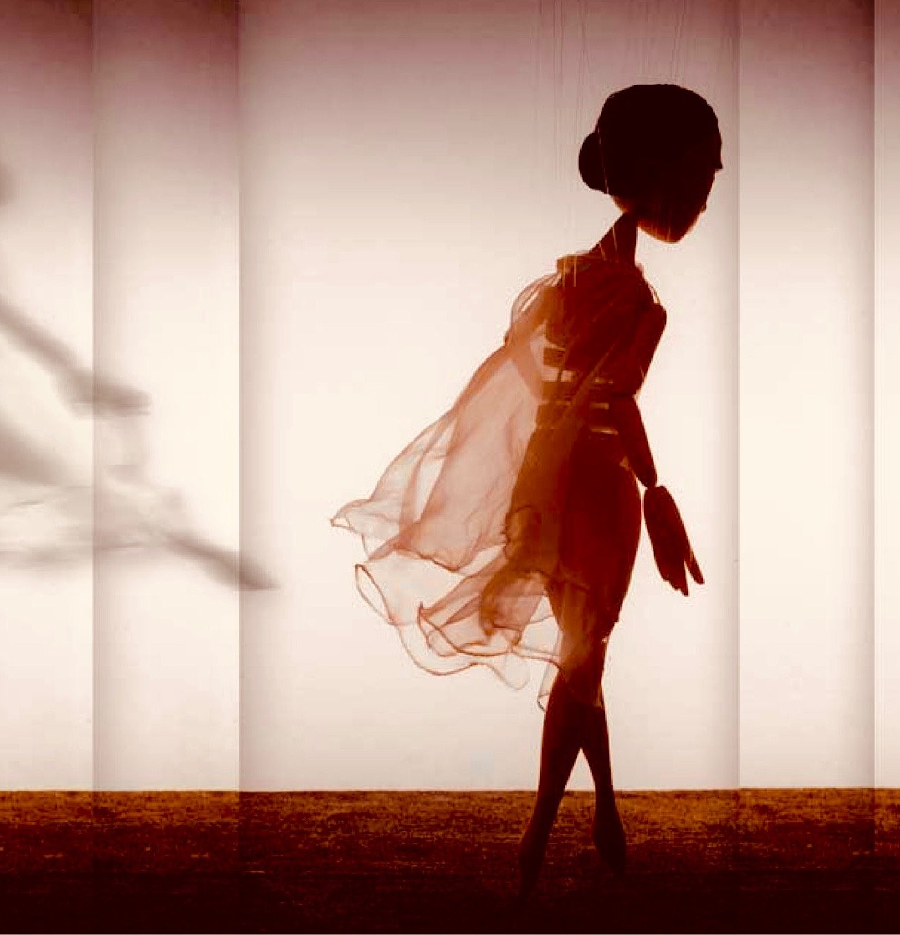 Marionettenpuppe ohne Schnüre, die einen leichten Umhang um hat