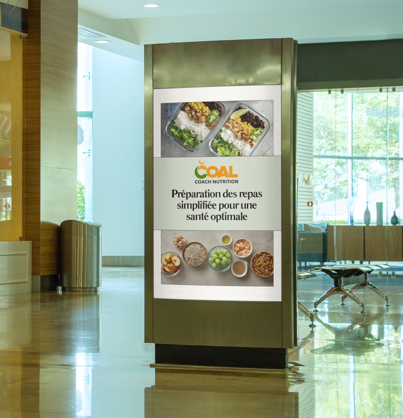 Un kiosque de publicité promouvant des préparations de repas par un coach en nutrition.