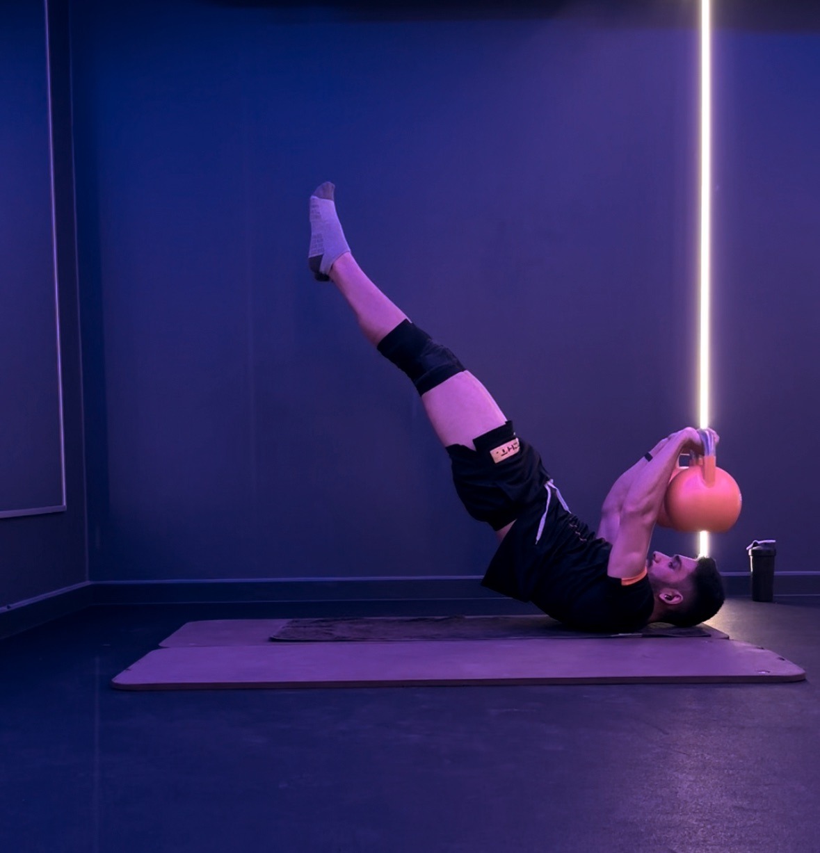 Personal Trainer Munich (Rahil) doing an advanced dragon flag