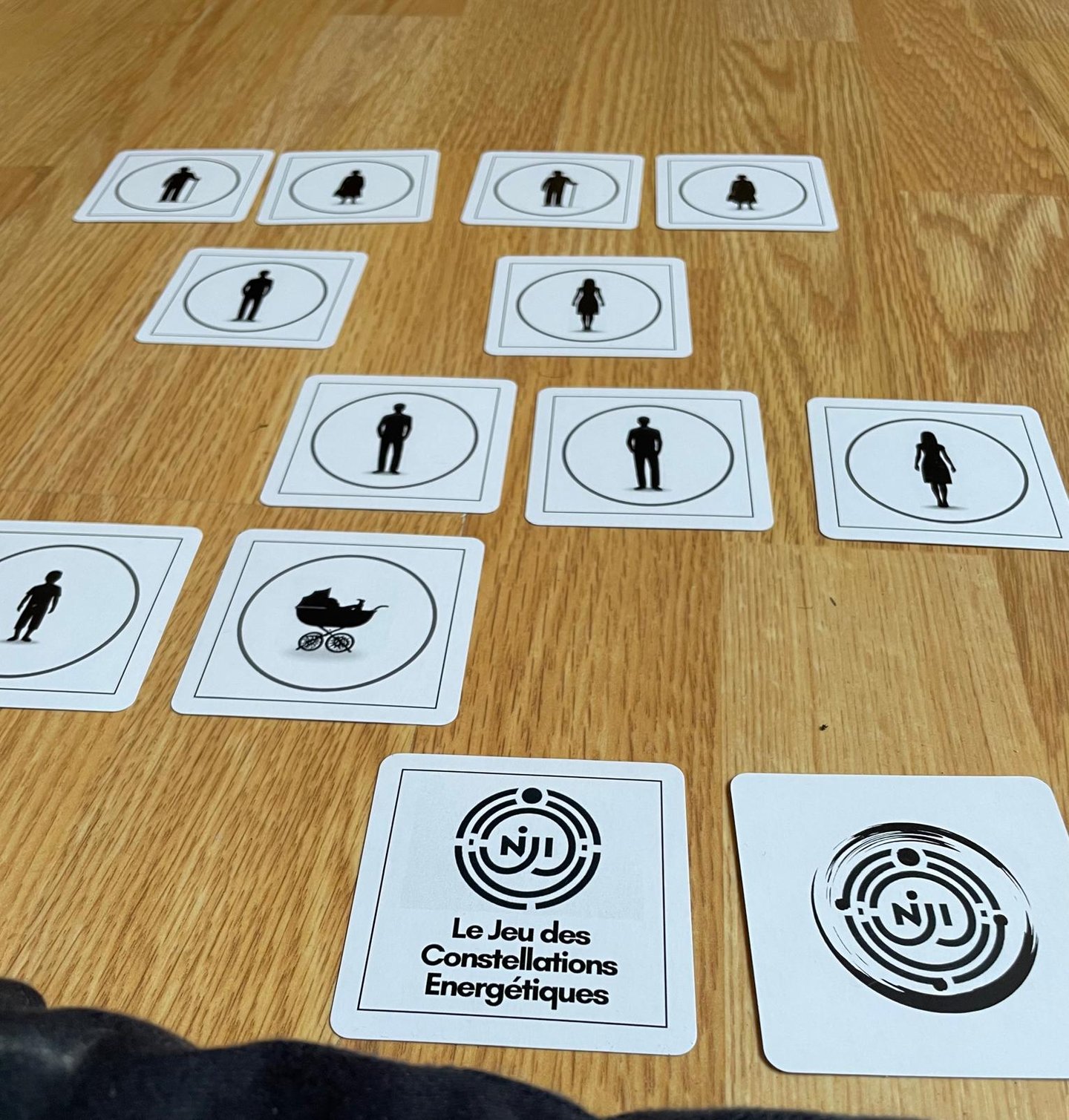 cartes du jeu des constellation familiale niji posées sur un parquet. Thérapeutenantes