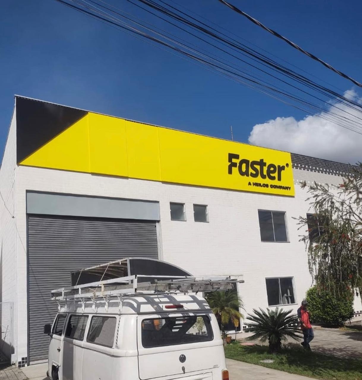 Projeto de fachada comercial moderna em Jacareí