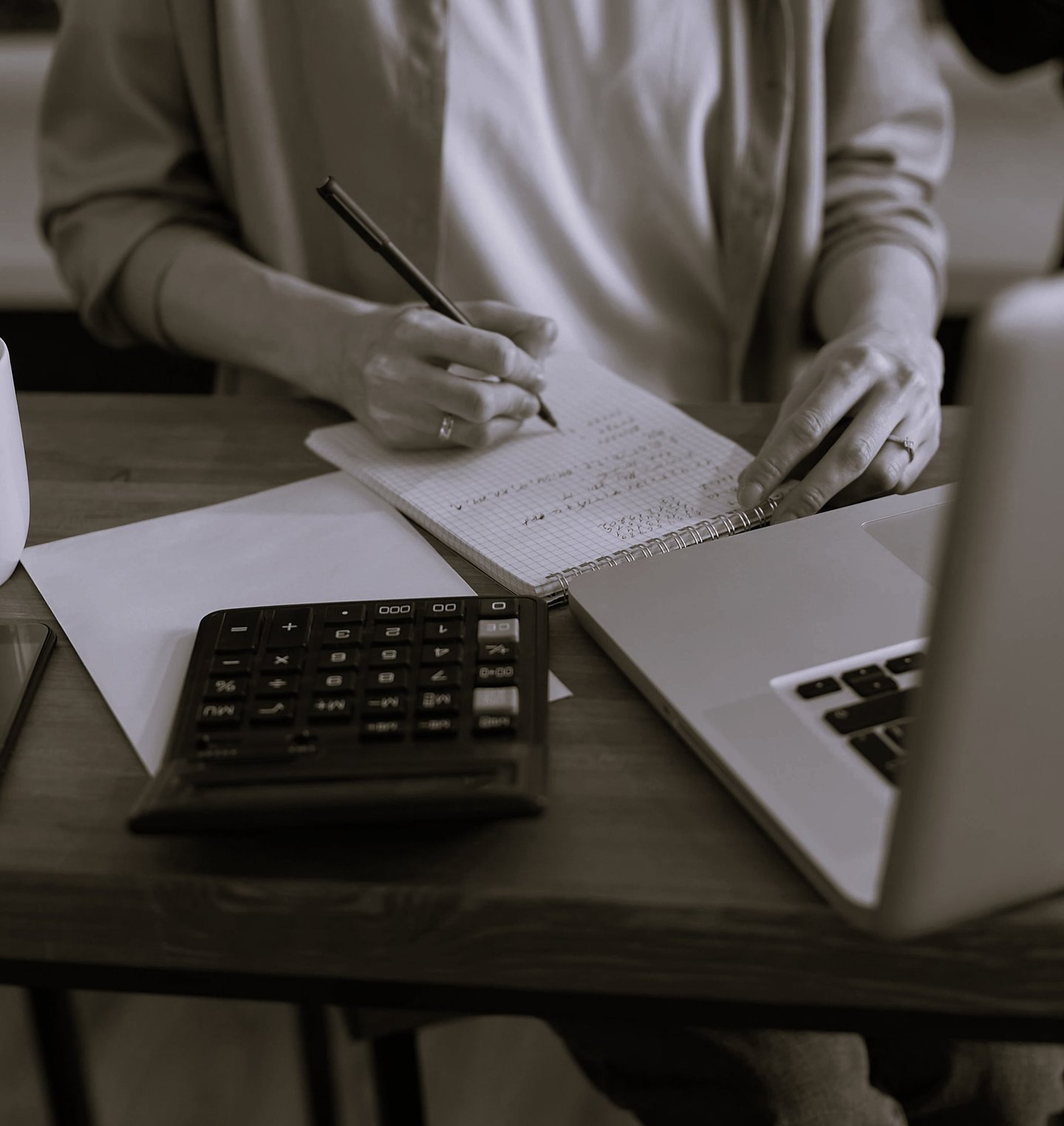 Petit carnet, calculatrice et feuilles, outils indispensables pour gérer ses tâches administratives