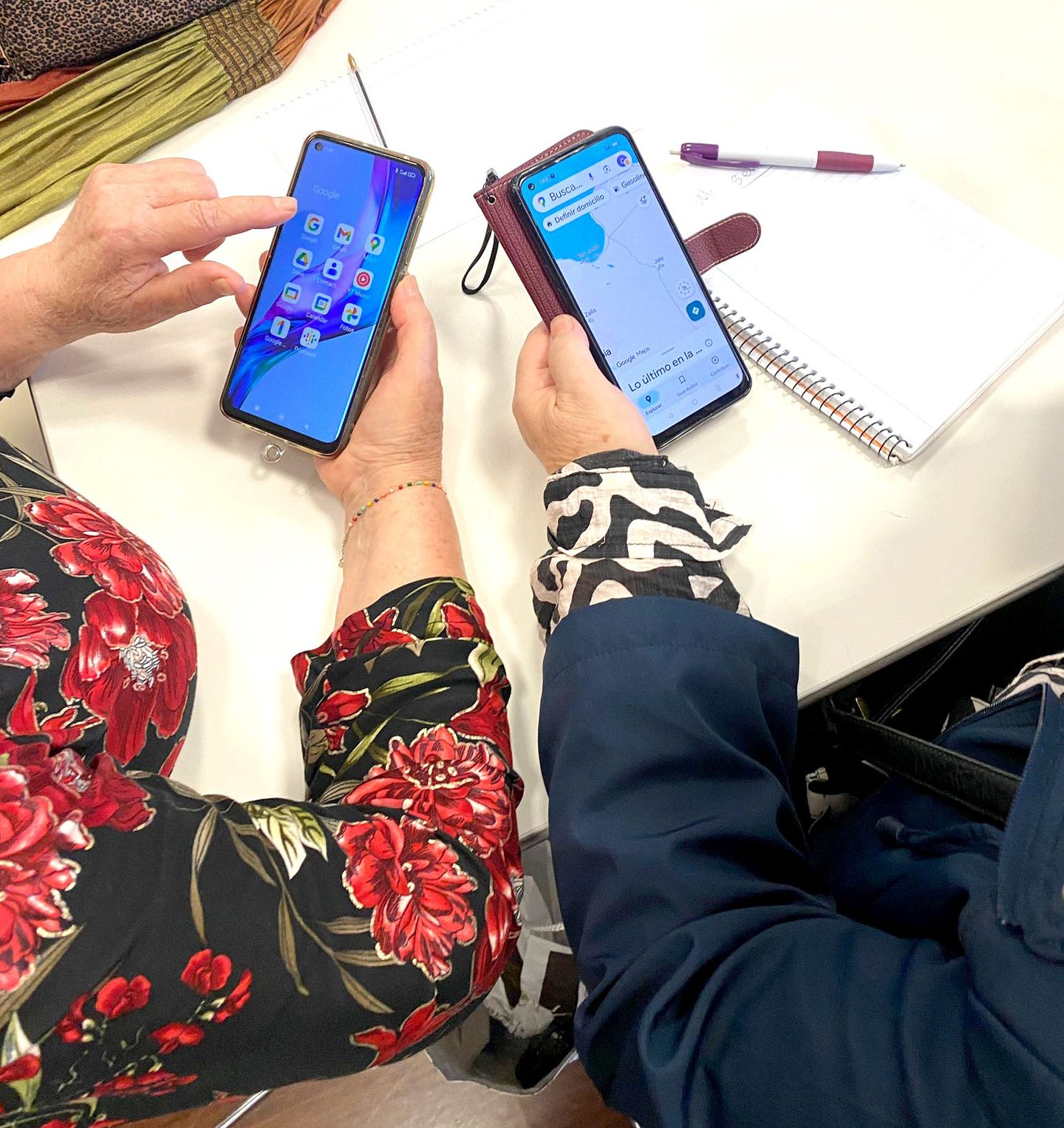 dos personas navegando en aplicaciones con sus móviles