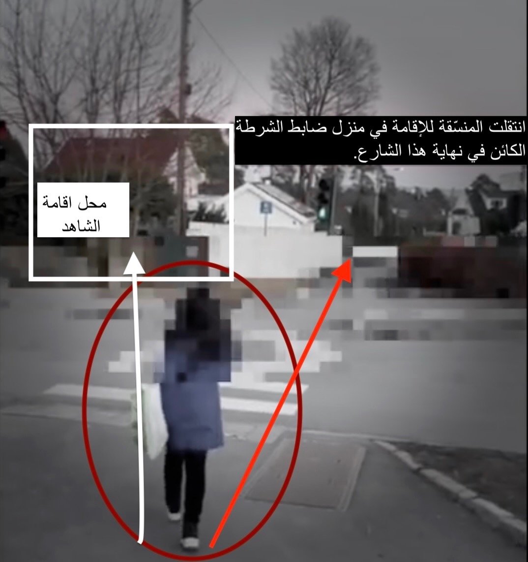 زينب عبد الكريم امام منزل الشاهد بعد سنوات من البحث ، بعد ان وجدت عنوانة وسكنت على مقربة منه مع ضابط