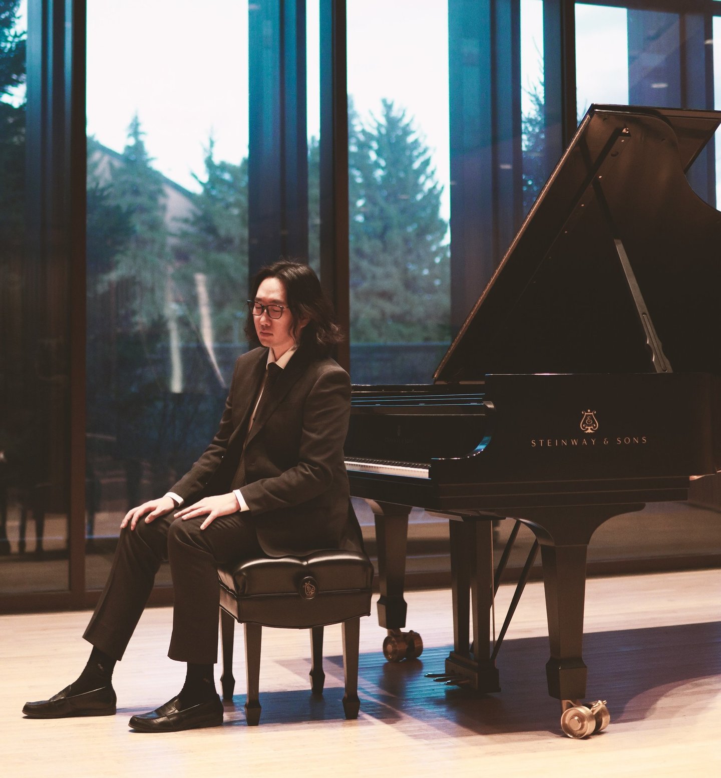 Pianist Jiwon Han at the piano
