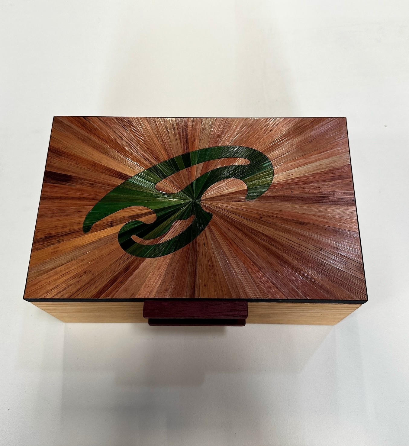 Boite marquetée en paille vert et bronze