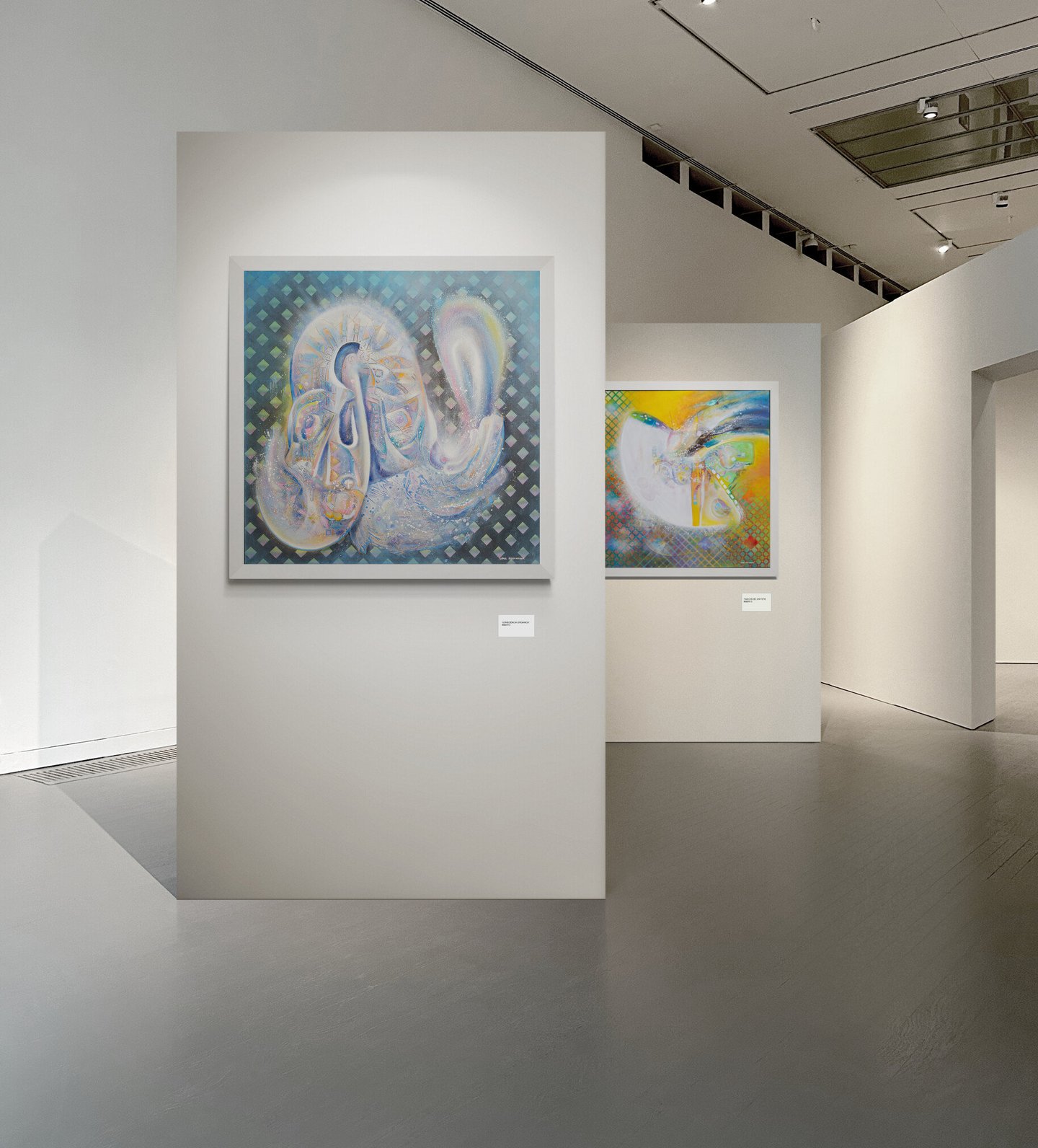 Exhibición de Lopez Pastrana, mostrando su Arte Contemporáneo Neo-Crotálico en dos mamparas blancas